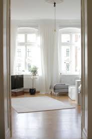 Gardinen und vorhänge sind vielseitiger als man auf den ersten blick meinen mag. Hausbesuch Minimalistische Altbauwohnung Mit Vintage Details Wohnung Wohnen Altbauwohnung