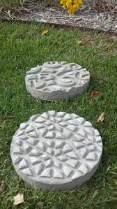 Diy Stepping Stones Le Groupe Mizelle Cle De Votre Maison Bricolage Jardin Jardin En Beton Tremplin En Beton