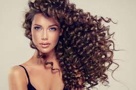 Per avere un mosso naturale, si possono anche usare i bigodini. I Trucchi Per Avere Ricci Perfetti Beauty