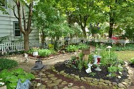 This Backyard Is Too Shady For Grass To Grow So The Gardener Put In Paths And Garden Beds Backyard Garden Layout Backyard Garden Diy Landscaping