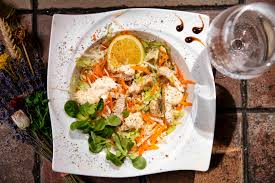 Amestecăm maioneza cu fasolea tăiată aproape ca niște cuburi și o dăm la rece. Salata De Telina Cu Pui Si Maioneza Mansion Pub