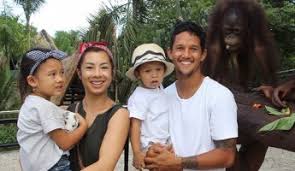 Memiliki kulit dan tampilan fisik yang berbeda dari orang kulit putih merupakan sesuatu yang amat langka di masa lalu. Serunya Keluarga Irfan Bachdim Liburan Di Kebun Binatang Bali