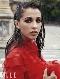 Naomi Scott, femmes, actrice, brune, regardant la visionneuse, assise, Fond  d'écran HD