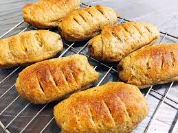 德腸乳酪麵包捲 乾料 老爺爺麵包預拌粉半包 內附酵母半包 椰糖20g 黃金亞麻子粉20g 洋車前子粉20g 適量海鹽 洋蔥粉 義式香料粉 黑胡椒濕料 全蛋1顆 奶油15g 無糖優格20cc 鮮奶油120cc 開水120cc 酵母 開水 椰糖先混合 攪拌靜置10 15分鐘 再將 food