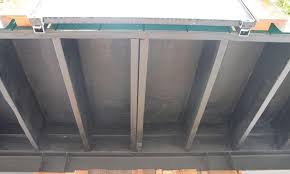 Nhà một cột phủ cây và pin mặt trời