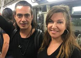 Μετράει ήδη 25 χρόνια παρουσίας στην ελληνική δισκογραφία. Kaith Garmph To 3exwristo Dwro Poy Phre Apo Ton Dionysh Sxoina Gia Ta Gene8lia Ths In Gr