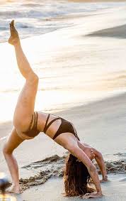 Nicole Scherzinger Shows Off Her Endless Legs In Yoga Pose Daily Mail Online Nicole Scherzinger Body Nicole Scherzinger How To Do Yoga