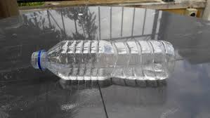 Piège à cafards en utilisant de la colle ou un film collant sur la surface pour attirer les insectes vous devrez mettre un peu de nourriture. Piege A Cafard Etape 2 La Bouteille Tubefr Com