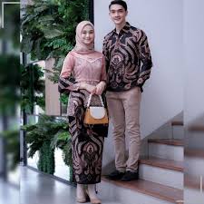 Kebaya brokat panjang warna biru pastel ini, terlihat anggun dan manis dipadukan dengan belt. Harga Kebaya Couple Modern Terbaik Batik Pakaian Wanita Agustus 2021 Shopee Indonesia