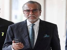 Ketuanya, nik nazmi nik ahmad menggesa pihak berkuasa menyiasat. Bernama Court Allows Lawyer Shafee Temporary Custody Of His Passport