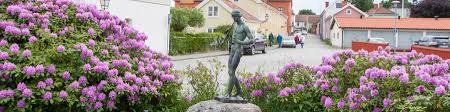 It has about 5,000 inhabitants. Vadstena Wikitravel
