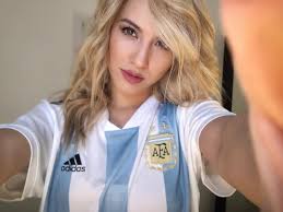 Al momento de entrar a la pista, ella se tomó un. Flor Vigna Prettygirls