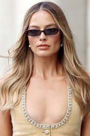 Margot Robbie Confirms Ultra-Flared Jeans Will Make a Comeback This Autumn 