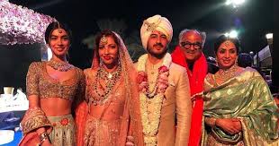 Arjun kapoor s sordid cougar fantasies were well recieved by this sanskari malai ka aaaaarooooo ra. Sonam Kapoor Arjun Kapoor And The Filmy Fam At Actor Mohit Marwah S Wedding In Uae Antumoh Veerdiwedding Goals Hai Witty Vows
