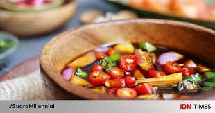Untuk membuat sambal kecap anda akan dapat menyiapkan sebuah cobek dan masukkan kedalamnya bawang merah dan bawang putih sedikit saja. Ujpbzzxpcwuwem