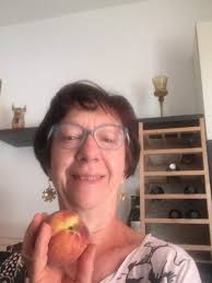 Quando l'amore per la letteratura per l'infanzia nacque per caso, in  “un'uggiosissima estate di tanti anni fa”: intervista ad Anna Lavatelli