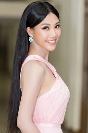 Kiểu tóc này cũng nên được nhuộm màu để trông xinh đẹp hơn trong tất cả các kiểu tóc ngắn ngang vai thì đây là kiểu tóc hoàn hảo dành cho những cô nàng nữ tính. Ä'ang Toc Ngáº¯n Ca Tinh A Háº­u Hoang Oanh Láº¡i Báº¥t Ngá» Quay Vá» Vá»›i Mai Toc Dai