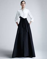 Top notes are ginger, juniper berries, red apple, citruses and tamarind; Pin En The White Shirt