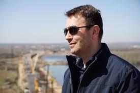 Marius florea vizante apare din 1999 in productiile tvr si multi ii asociem imaginea cu televiziunea. 26q5lkvqjhyoqm