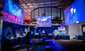 Beliebt sind automaten mit marionetten, die nach den ausgewählten musiktiteln 'tanzen'. Haus Der Geschichte In Bonn Ausstellung Hits Hymnen Eroffnet