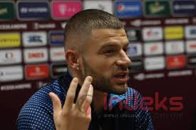 Valon Berisha ia thotë këngës: “Përshëndete dhe dashnin për kurgjo tjetër  spo ma nin”