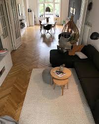 Blick Von Oben Ins Wohnzimmer Und Durchblick Ins Esszimmer Schwarzes Sofa Hangesessel Holztische Weisser Tep Schwarzes Sofa Teppich Esszimmer Inneneinrichtung