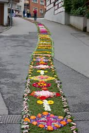 Fronleichnam ist ein katholischer feiertag, bei dem die leibliche gegenwart von jesus christus das fronleichnamsfest (lat. 55 Modelle Vom Blumenteppich Fur Fronleichnam Archzine Net