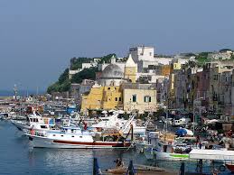 Durante l'alto medioevo, l'isola fu frequentemente battuta dai pirati saraceni che razziarono gli abitanti. Procida L Isola Di Pasqua Mete E Itinerari La Vacanza In Camper Pleinair