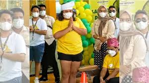 The vision of the company is to become a well known and well respected wholesale fashion. Instaceleb Accused Of Fashion Faux Pas For Combining Malay Traditional Hat With Short Shorts Coconuts Jakarta
