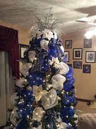 Este arreglo se realiza en forma de cableado y se muestra con malla azul, crema, arpillera y musgo deco de alta calidad. Arbol De Navidad Decorado En Azul Y Plata Novocom Top