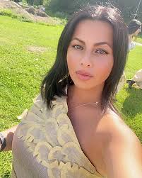 Yesterday I had the honor to be part of the Assyrian clothing parade in the  Hubo festival in Södertälje. I had to wear Annunaki clothes together with a  bag and cone in