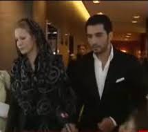 أصبح مطلوباً لدى المحكمة الجنائية الدولية في يونيو 2011 ، وأعلن المجلس الوطني الانتقالي اعتقاله خلال معركة طرابلس في أغسطس 2011، لكنه ظهر بعد ساعات قليلة. Ø³ÙˆÙŠØ³Ø±Ø§ ØªÙ…Ù†Ø¹ Ø§Ù„Ù‚Ø°Ø§ÙÙŠ ÙˆØ¬Ù…ÙŠØ¹ Ø£Ø¹ÙˆØ§Ù†Ù‡ ÙˆÙˆØ²Ø±Ø§Ø¦Ù‡ ÙˆØ£Ø¹Ø¶Ø§Ø¡ Ø¨Ø±Ù„Ù…Ø§Ù†Ù‡ ÙˆØ£ÙØ±Ø§Ø¯ Ø£Ø³Ø±ØªÙ‡ Ù…Ù† Ø¯Ø®ÙˆÙ„ Ø£Ø±Ø§Ø¶ÙŠÙ‡Ø§