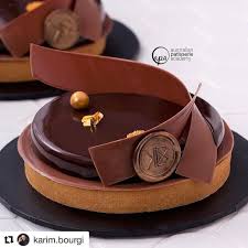 Repost Karim Bourgi Tarte Sublime Pate Sucree Aux Amandes Biscuit Moelleux Au Chocolat Ganache Tanariva Caramel Coulant A Chocolate Art Chocolate Bakery