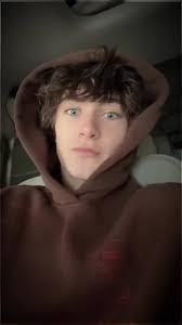 Kami Hoffman's Instagram, Twitter & Facebook