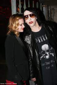 Since posting on instagram on monday alleging that marilyn manson abused her, evan rachel wood has continued to use the platform to build a case against him. Evan Rachel Wood Has Gone Back To Marilyn Manson Starcasm Net