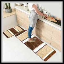 Many folks prefer synthetic rugs because they last longer, but my top priority in choosing a kitchen rug is protecting my hardwood floors in wet areas. 10 Best Kitchen Rugs For Hardwood Floors Mats Runners
