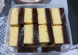 Naah karena jeng rini terlihat antusias dengan bolu wortel alias cake wortel yang tampaknya enaaagh itu, maka dari itu aku pun menjadi. Agar Agar Bolu Ini