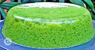 Sepiring puding rumput laut lembut dengan topping buah segar seperti stroberi dan kiwi, sempurna untuk dessert sehat