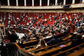 En revanche, un cahier de rappel numérique lié à l'application tousanticovid sera mis en place. Covid 19 Pass Sanitaire L Assemblee Nationale Donne Finalement Son Feu Vert