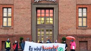 14 geldinstitute laut daten der deutschen bundesbank sowie 17 bankfilialen (bei onlinestreet geführt) mit sitz in potsdam (brandenburg). Demonstrationen Potsdam Fridays For Future Protest Gegen Kohleinvestitionen Politik Sz De