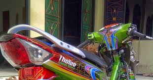 Ya motor ini dimodif pemiliknya dengan gaya cafe racer. Honda Karisma 125d 2003 Vs Shogun R 125 2004 Winan Banani