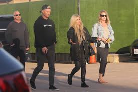 Avril lavigne gatona passeando pelas ruas de malibu. Avril Ireland The First And Only Irish Fansite About Avril Lavigne With Some Friends At Nobu 03 05 2021