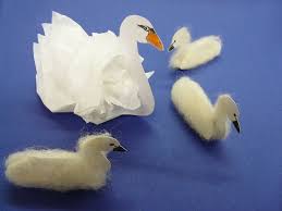 Einen Schone Bastelidee Zum Schwan Basteln Gleich Noch Weitere Schwane Basteln Mit Tonkarton Und Filzwolle Trendmarkt24 Basteln Bastelideen Tiere Basteln