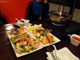 The cameron highlands are still famous for their tea production, and plantations established in the the gastronomic highlight is steamboat (pictured), where fish balls, slices of meat, and vegetables. Pasal Makan Steamboat Cameron Highlands Cameron Highlands Cameron Highlander