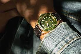 Likewise, the proportional weight of the watches also vary from 40gms to 60gms and above. 15 Best Gold Watches For Men Of 2021 Hiconsumption