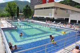 Benvenuto all'hotel central, la tua seconda casa a calimanesti. Piscina Exterioara Hotel Oltul Turism Si Cazare In Calimanesti Caciulata