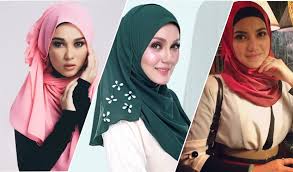 Pelakon filem 'songlap' ini juga menafikan dia kembali membuka tudung kerana mahu kembali berlakon. Senarai 5 Artis Malaysia Dahulu Bertudung Sekarang Free Hair Rileklah Com