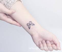 Một hình xăm nhỏ ở cổ tay khiến các nàng trở nên cá tính mà không quá nổi loạn vì chúng cũng chỉ giống. Top 3 Máº«u Hinh XÄƒm Cá»• Tay Y NghÄ©a Khiáº¿n Cac Nang Me Máº«n