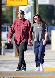 Amanda laura bynes (born april 3, 1986) is an american actress. Amanda Bynes Wears Red Glasses As She Takes A Casual Stroll With New Fiance Paul Michael Daily Mail Online