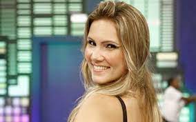 A treta deles ficou dentro da casa. T4w7p9ui6y6xhm